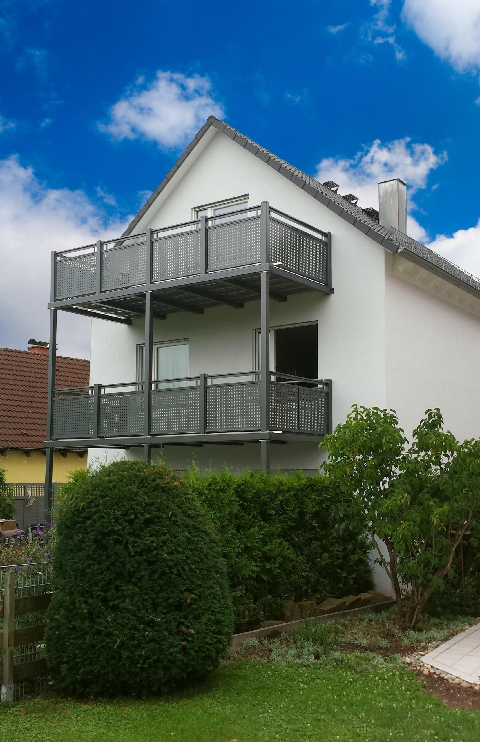 Anbaubalkon 2-etagig WLA21 Zweigeschossiger Anbaubalkon mit Aluminiumgeländer bei Augsburg