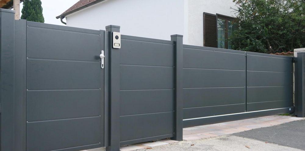 csm_Frontflat001Toranlage_3f1af7243c Modernes Einfahrtstor mit passender Zaunanlage aus Aluminium